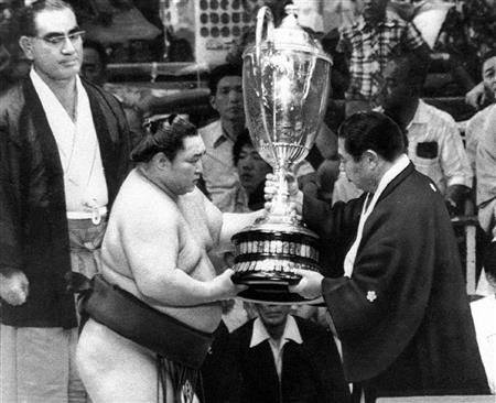 北の湖がすくい投げで若乃花を下し優勝、春日野理事長から賜杯を受ける＝昭和５３年７月１６日、名古屋