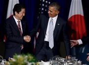 首脳会談前に握手を交わす安倍晋三（しんぞう）首相（左）と、バラク・オバマ米大統領＝２０１５年１１月１９日、フィリピン・首都マニラ（ロイター）