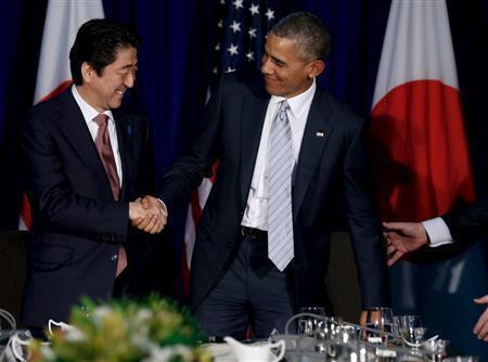 首脳会談前に握手を交わす安倍晋三（しんぞう）首相（左）と、バラク・オバマ米大統領＝２０１５年１１月１９日、フィリピン・首都マニラ（ロイター）