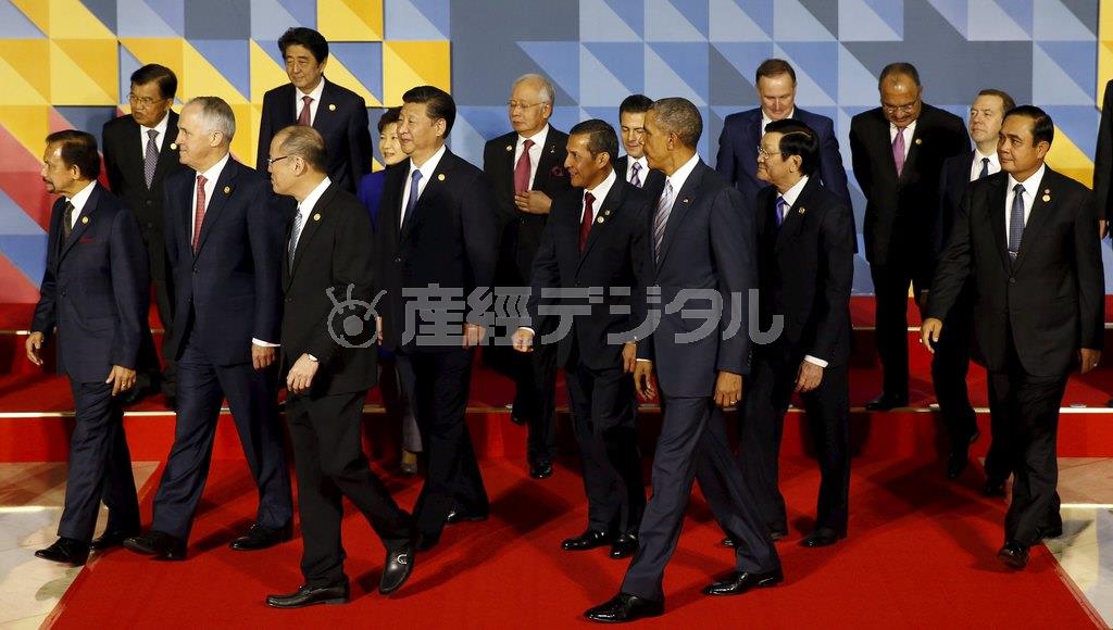 記念撮影を終えたバラク・オバマ米大統領ら首脳＝２０１５年１１月１９日、フィリピン・首都マニラ（ロイター）