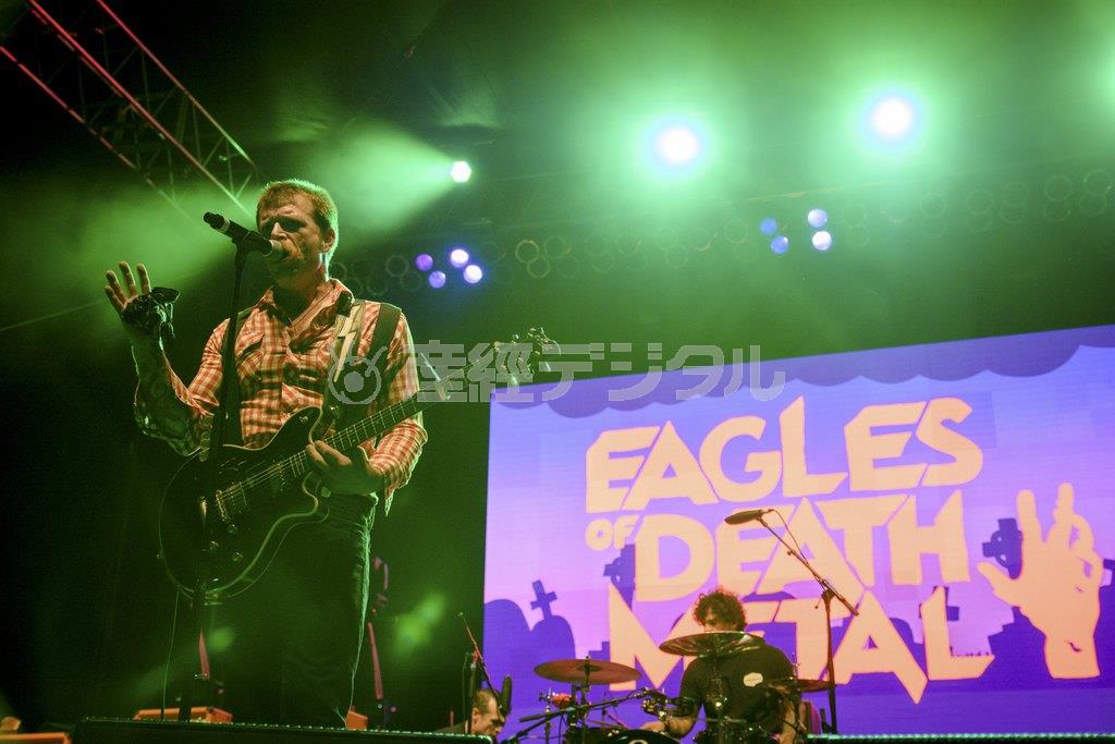 米ロックバンド、イーグルス・オブ・デス・メタル（ＥＯＤＭ）＝２０１５年１１月１４日、米カリフォルニア州ロサンゼルス（ロイター）
