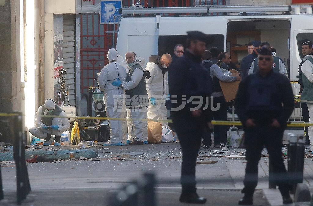 首都パリ郊外サンドニで、制圧したテロ容疑者の拠点を調べる捜査員ら＝２０１５年１１月１８日、フランス（ＡＰ）