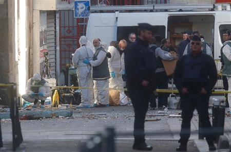 首都パリ郊外サンドニで、制圧したテロ容疑者の拠点を調べる捜査員ら＝２０１５年１１月１８日、フランス（ＡＰ）