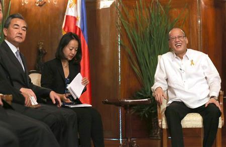 １１月１０日、フィリピン・首都マニラで、ベニグノ・アキノ大統領（右）を表敬訪問した中国の王毅（おう・き）外相（左）。席上、王氏は、１８、１９日にマニラで開かれたアジア太平洋経済協力会議（ＡＰＥＣ）首脳会議の場で「賛否両論のある問題（＝南シナ海問題）」を持ち出さないよう求めた＝２０１５年（ＡＰ）