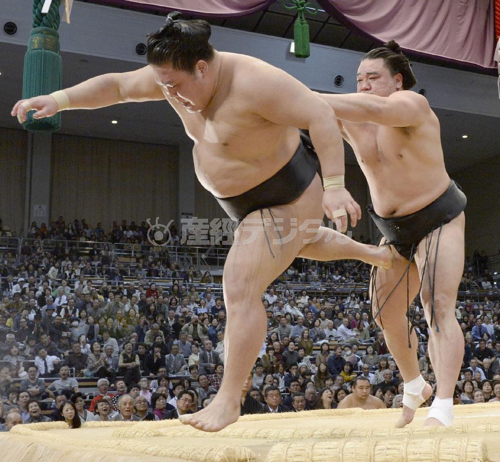 日馬富士（はるまふじ、右）が押し出しで豪栄道を下す＝２０１６年５月１７日、福岡県福岡市博多区の福岡国際センター（共同）