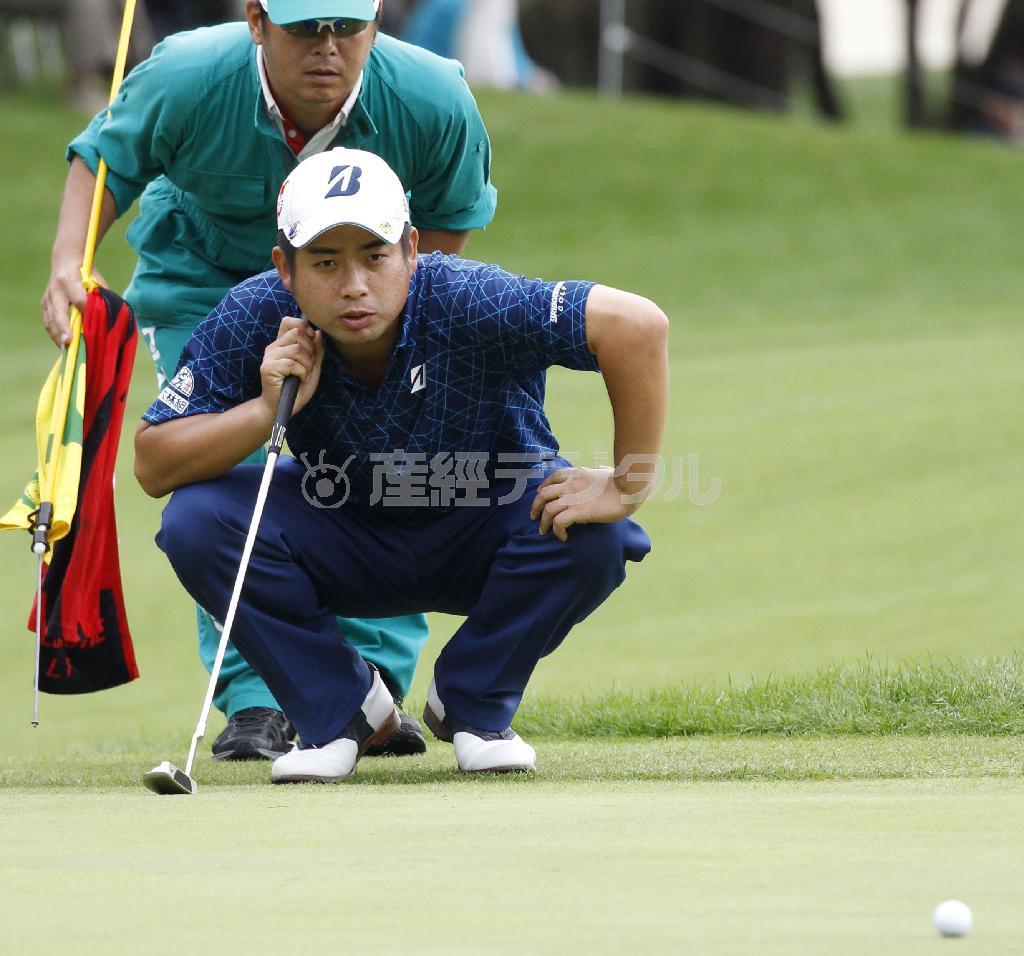 第１日、３アンダーで３位の池田勇太。９番でラインを読む＝２０１５年１１月１９日、宮崎県宮崎市のフェニックスＣＣ（共同）