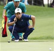 第１日、３アンダーで３位の池田勇太。９番でラインを読む＝２０１５年１１月１９日、宮崎県宮崎市のフェニックスＣＣ（共同）