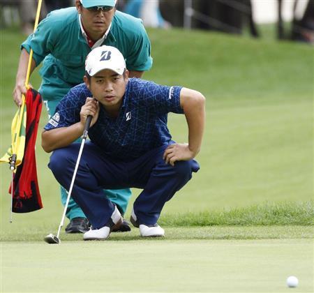 第１日、３アンダーで３位の池田勇太。９番でラインを読む＝２０１５年１１月１９日、宮崎県宮崎市のフェニックスＣＣ（共同）