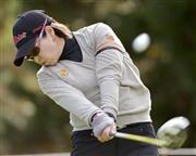 第１日、４アンダーで首位の山本薫里（かおり）＝２０１５年１１月１９日、福島県いわき市の五浦庭園ＣＣ（共同）