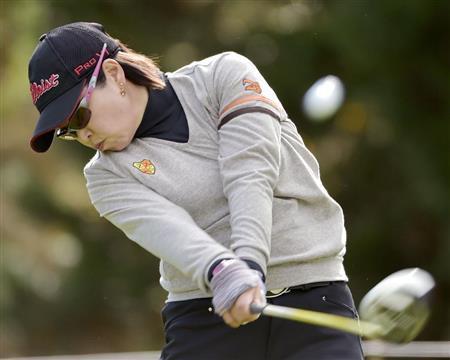 第１日、４アンダーで首位の山本薫里（かおり）＝２０１５年１１月１９日、福島県いわき市の五浦庭園ＣＣ（共同）