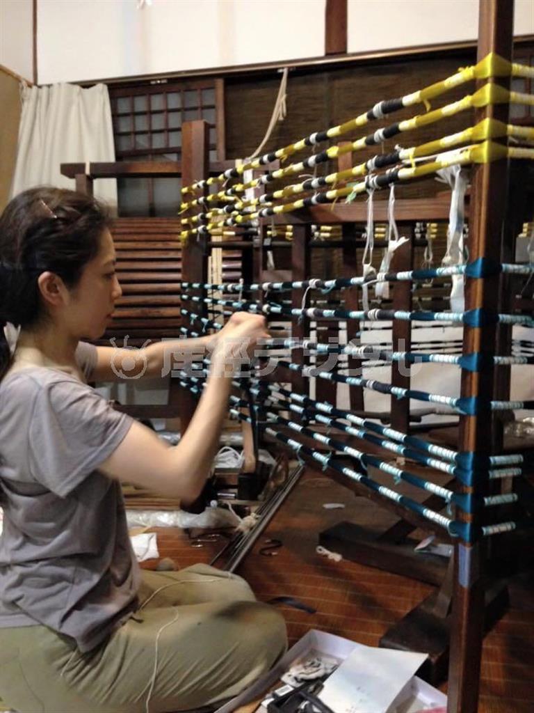 西陣絣の製作作業をする葛西郁子さん（いとへんｕｎｉｖｅｒｓｅ提供）