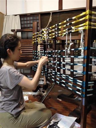 西陣絣の製作作業をする葛西郁子さん（いとへんｕｎｉｖｅｒｓｅ提供）