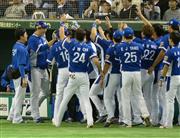 【野球プレミア１２準決勝日本対韓国】９回表、逆転のタイムリーヒットを打ったイ・デホはナインに迎えられもみくちゃに＝東京ドーム（撮影・今野顕）