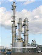 北海道苫小牧市の大規模試験施設で試運転を始めるＣＯ２分離・回収の主要装置（日本ＣＣＳ調査提供）