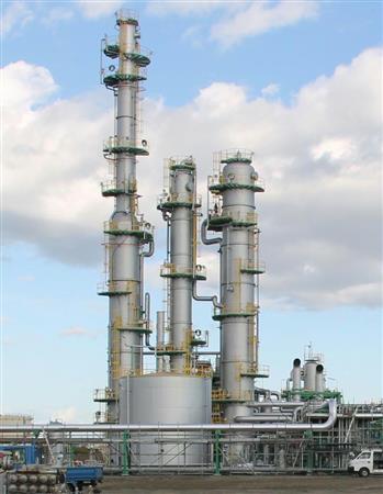 北海道苫小牧市の大規模試験施設で試運転を始めるＣＯ２分離・回収の主要装置（日本ＣＣＳ調査提供）