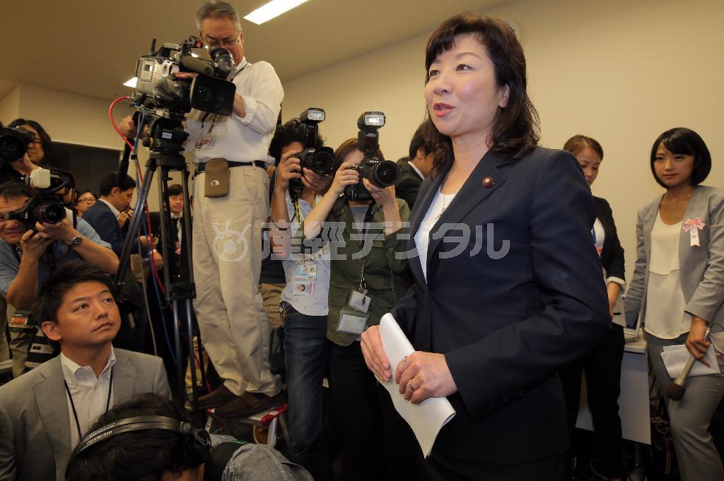 今年９月、自民党総裁選の出馬断念を記者会見で発表した野田聖子前総務会長。最近の南沙諸島をめぐる発言は、首相の座をさらに難しくした＝２０１５年９月８日、東京都千代田区（早坂洋祐撮影）