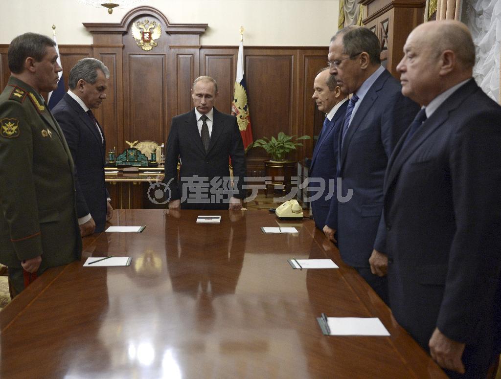 ロシア機墜落に関する会議で黙とうをささげるウラジーミル・プーチン大統領（中央）。パリ同時多発テロを機にフランスを見方にすることに成功した＝２０１５年１１月１７日、ロシア・首都モスクワ（ロイター）