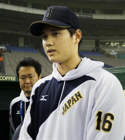 練習後に取材に応じる大谷翔平＝２０１５年１１月２０日、東京都文京区の東京ドーム（共同）