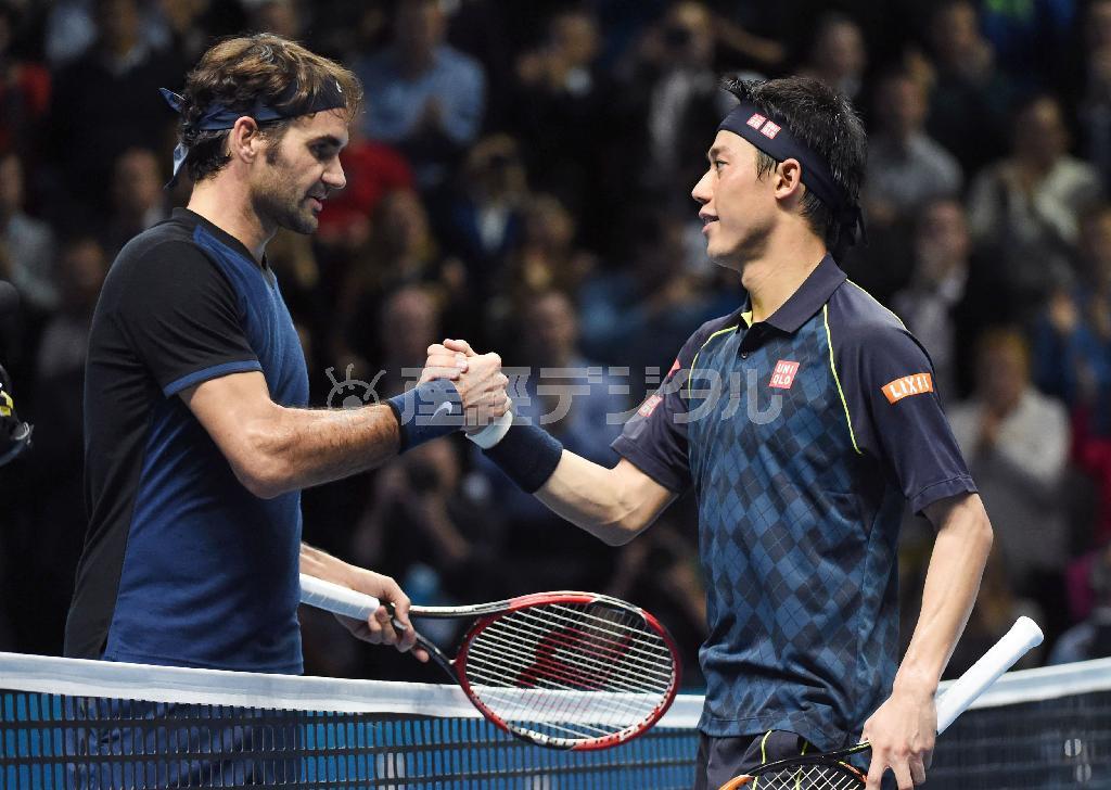 試合を終え健闘をたたえ合うロジャー・フェデラー（左）と錦織圭（にしこり・けい）＝２０１５年１１月１９日、英国・首都ロンドン（共同）