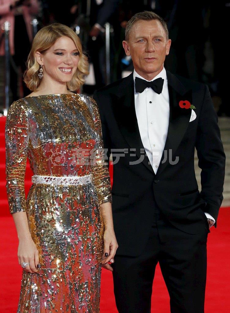 英俳優、ダニエル・クレイグさん（右）と仏女優、レア・セドゥさん＝２０１５年１０月２６日、英国・首都ロンドン（ロイター）