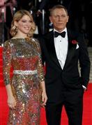 英俳優、ダニエル・クレイグさん（右）と仏女優、レア・セドゥさん＝２０１５年１０月２６日、英国・首都ロンドン（ロイター）