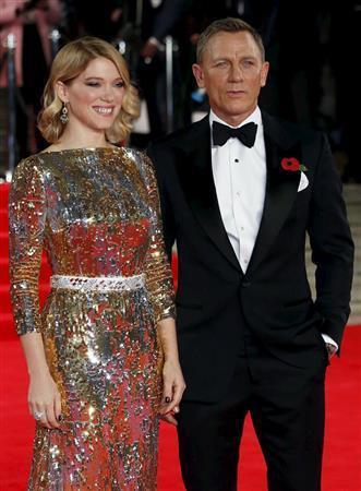 英俳優、ダニエル・クレイグさん（右）と仏女優、レア・セドゥさん＝２０１５年１０月２６日、英国・首都ロンドン（ロイター）