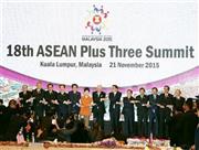 東南アジア諸国連合（ＡＳＥＡＮ）プラス３首脳会議で記念写真に納まる安倍晋三（しんぞう）首相（左から５人目）ら各国首脳＝２０１５年１１月２１日、マレーシア・首都クアラルンプール（共同）