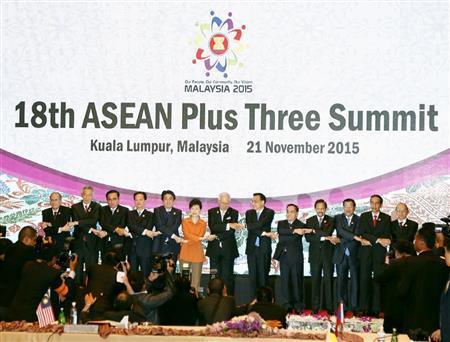 東南アジア諸国連合（ＡＳＥＡＮ）プラス３首脳会議で記念写真に納まる安倍晋三（しんぞう）首相（左から５人目）ら各国首脳＝２０１５年１１月２１日、マレーシア・首都クアラルンプール（共同）