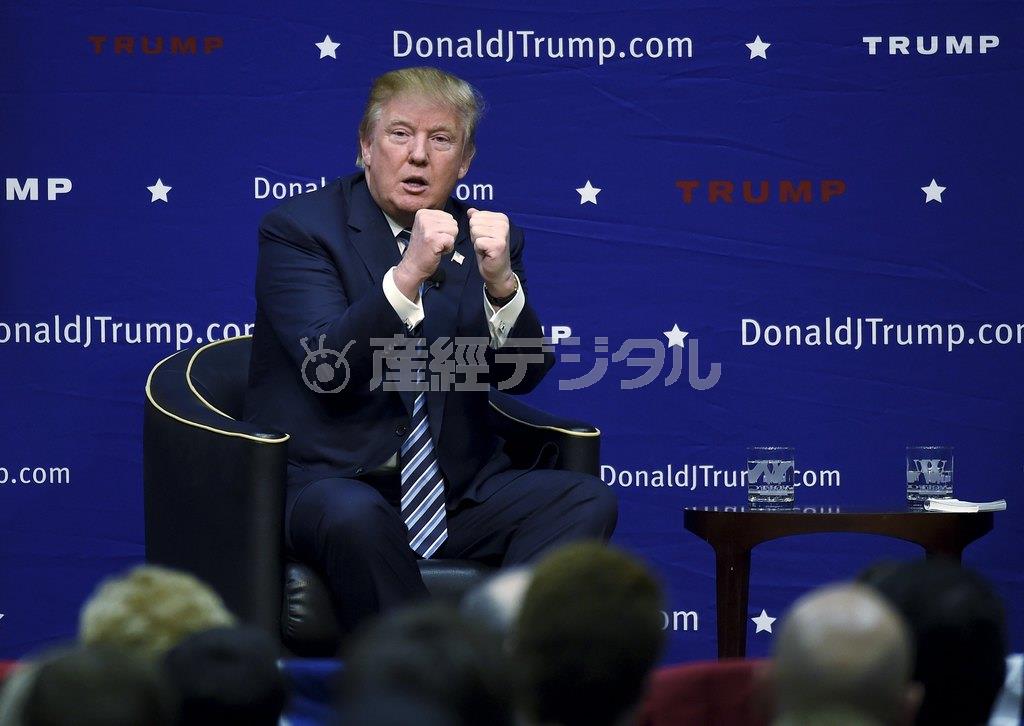 １１月２０日、米サウスカロライナ州で熱弁を振るうドナルド・トランプ氏。共和党の大統領候補指名争いでトップを走るが、「データベース発言」で潮目が変わるのか注目される＝２０１５年（ロイター）