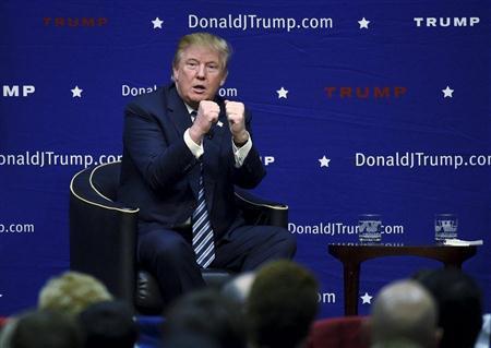 １１月２０日、米サウスカロライナ州で熱弁を振るうドナルド・トランプ氏。共和党の大統領候補指名争いでトップを走るが、「データベース発言」で潮目が変わるのか注目される＝２０１５年（ロイター）