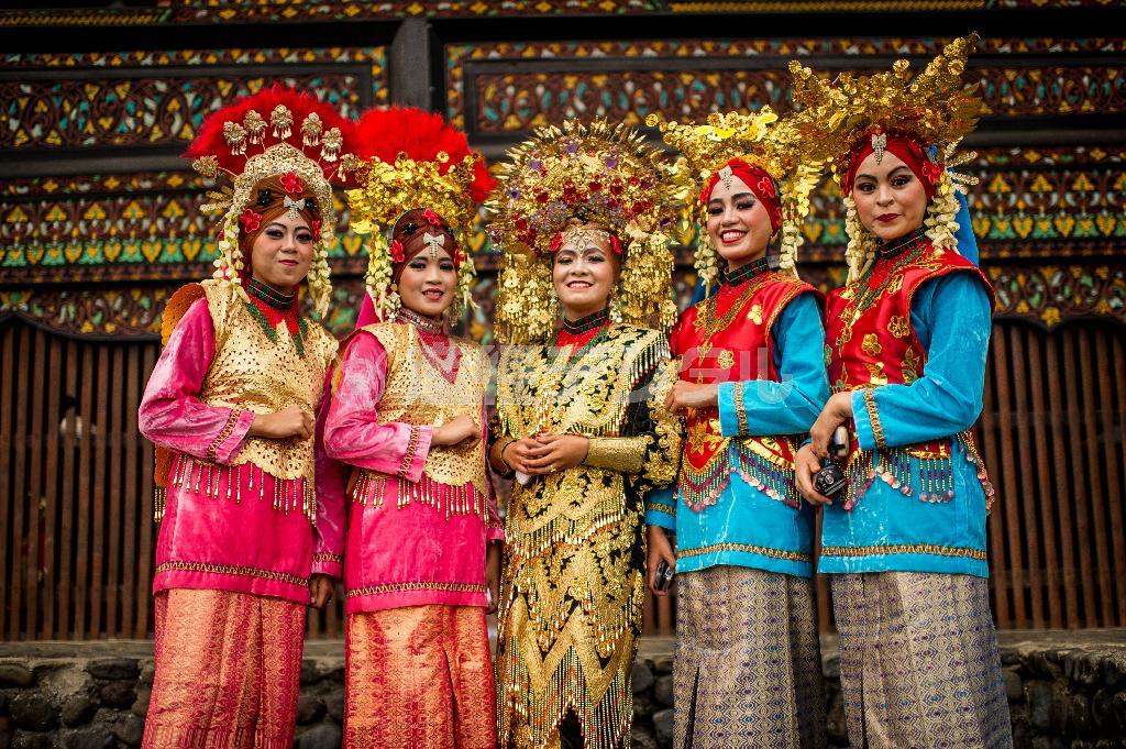 ミナンカバウ族の伝統衣装に身を包んだ女性たち。婚礼時の衣装で選手たちを出迎えた＝２０１５年１０月初旬、インドネシア・西スマトラ州（田中苑子さん撮影）