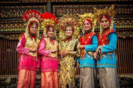 ミナンカバウ族の伝統衣装に身を包んだ女性たち。婚礼時の衣装で選手たちを出迎えた＝２０１５年１０月初旬、インドネシア・西スマトラ州（田中苑子さん撮影）