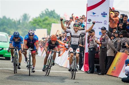 最終日、第９ステージで区間優勝を挙げた初山翔（はつやま・しょう、ブリヂストンアンカーサイクリングチーム）＝２０１５年１０月初旬、インドネシア・西スマトラ州（田中苑子さん撮影）