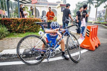 食中毒症状に苦しむスタート前の選手。世界各地を転々とする自転車選手は、胃腸に強さも重要だと言われている＝２０１５年１０月初旬、インドネシア・西スマトラ州（田中苑子さん撮影）