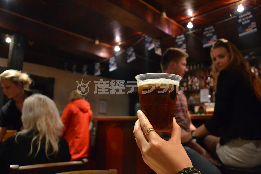 プラスチックコップに注がれたツボルグのクリスマスビール。口に含むとほのかな甘みが広がる＝２０１５年１１月６日、デンマーク・ボーゲンセ（銭本隆行さん撮影）