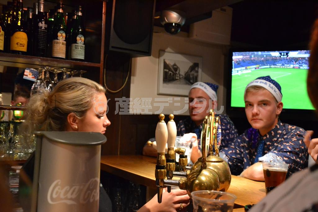 店員はビールを注ぐのに大忙し。中にはクリスマス向けの服装をした客も＝２０１５年１１月６日、デンマーク・ボーゲンセ（銭本隆行さん撮影）