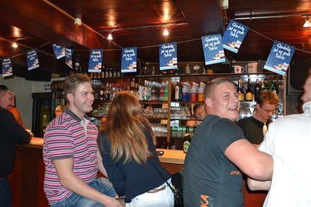 クリスマスビールの解禁を今か今かと待つパブの客たち。期待に笑顔が浮かぶ。天井にはツボルグのキャンペーン飾りが連なる＝２０１５年１１月６日、デンマーク・ボーゲンセ（銭本隆行さん撮影）