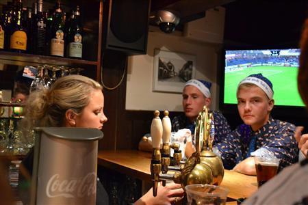 店員はビールを注ぐのに大忙し。中にはクリスマス向けの服装をした客も＝２０１５年１１月６日、デンマーク・ボーゲンセ（銭本隆行さん撮影）