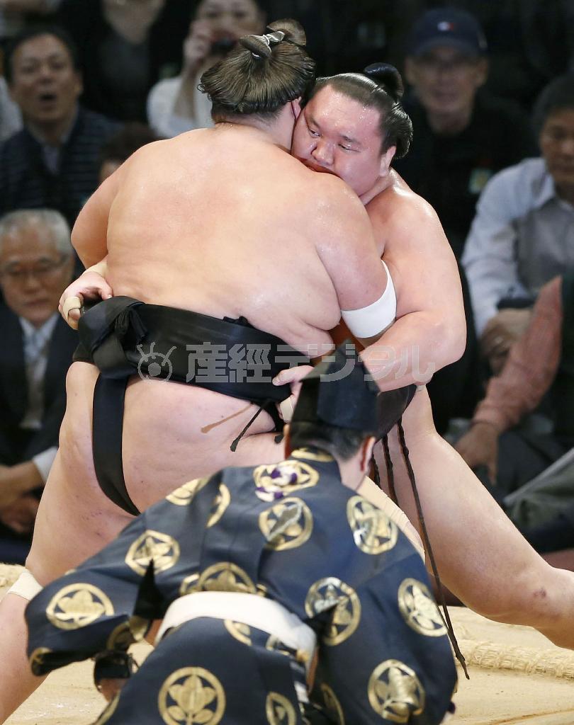 照ノ富士（手前）に攻められる白鵬。寄り切りで敗れる＝２０１５年１１月２１日、福岡県福岡市博多区の福岡国際センター（共同）