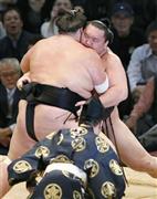 照ノ富士（手前）に攻められる白鵬。寄り切りで敗れる＝２０１５年１１月２１日、福岡県福岡市博多区の福岡国際センター（共同）