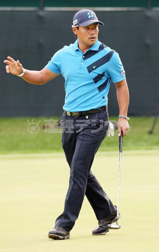 １８番でイーグルパットを決めギャラリーに応える宮里優作＝２０１５年１１月２１日、宮崎県宮崎市のフェニックスＣＣ（共同）