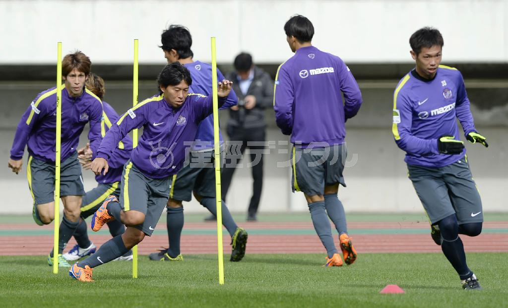 湘南戦に向けた練習で調整する佐藤寿人（ひさと、左から２人目）ら広島イレブン＝２０１５年１１月２１日、広島県広島市安佐南区のエディオンスタジアム広島（共同）