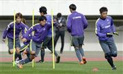 湘南戦に向けた練習で調整する佐藤寿人（ひさと、左から２人目）ら広島イレブン＝２０１５年１１月２１日、広島県広島市安佐南区のエディオンスタジアム広島（共同）