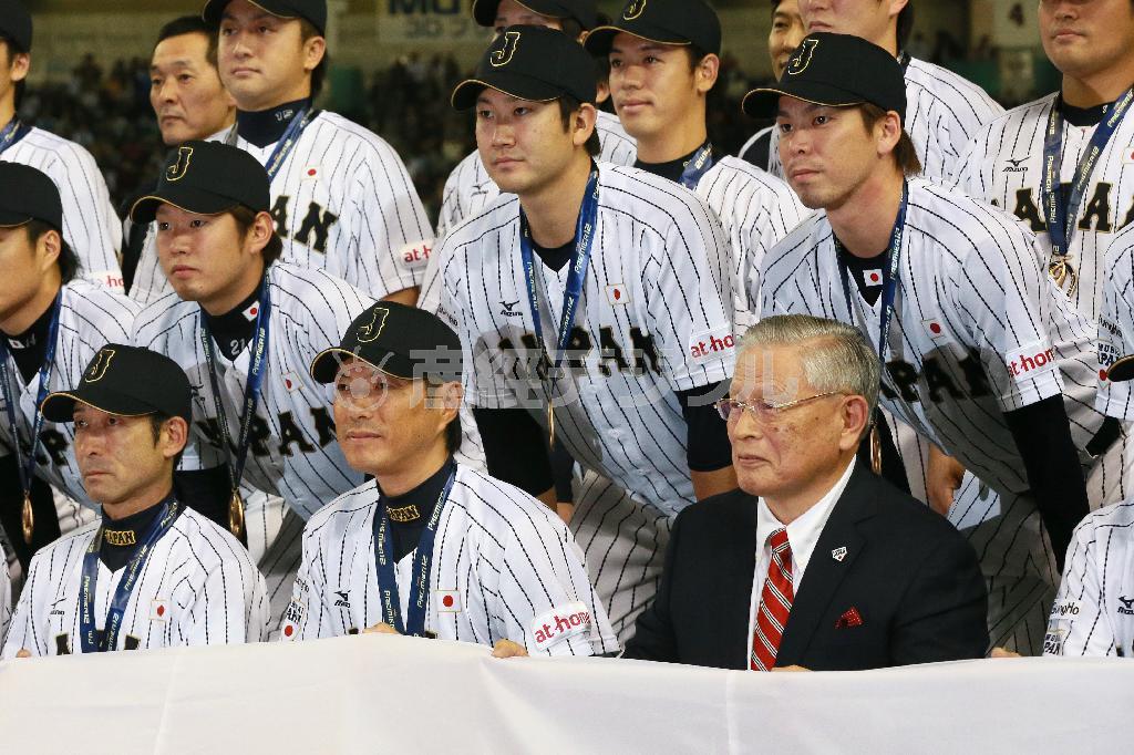 「プレミア１２」で３位となり、首に銅メダルをかけて集合写真におさまる日本・小久保裕紀（ひろき）監督、前田健太ら＝２０１５年１１月２１日、東京都文京区の東京ドーム（松永渉平撮影）