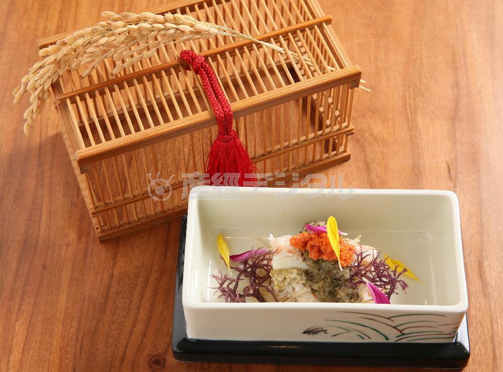 ２皿目の酢の物。京・津居山漁港で水揚げされた松葉ガニが使われている。身をほぐしカニ味噌であえ。小蕪のすり流し、とんぶり、メスガニのそとこの紅色が鮮やかなほど美しい。見た目を愛でながら冬の味覚を堪能＝２０１５年１１月１２日、京都市東山区（志儀駒貴撮影）
