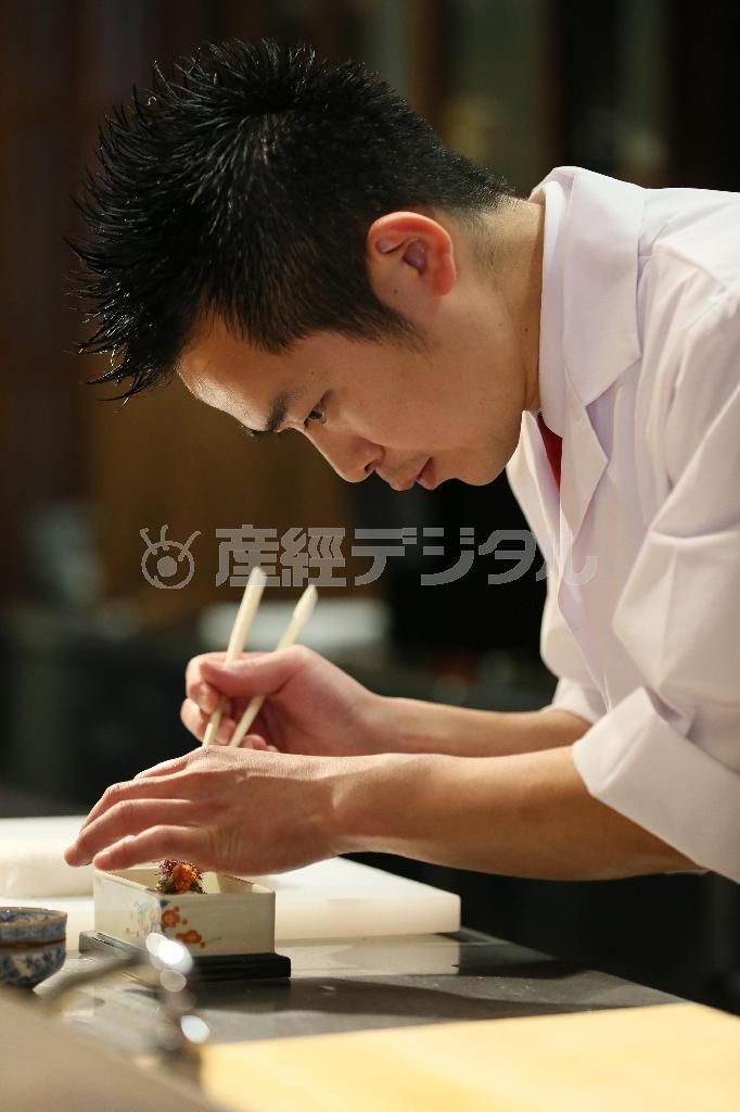 店主の岡本良太さん。手元が眺められるのはオープンキッチンならでは＝２０１５年１１月１２日、京都市東山区（志儀駒貴撮影）