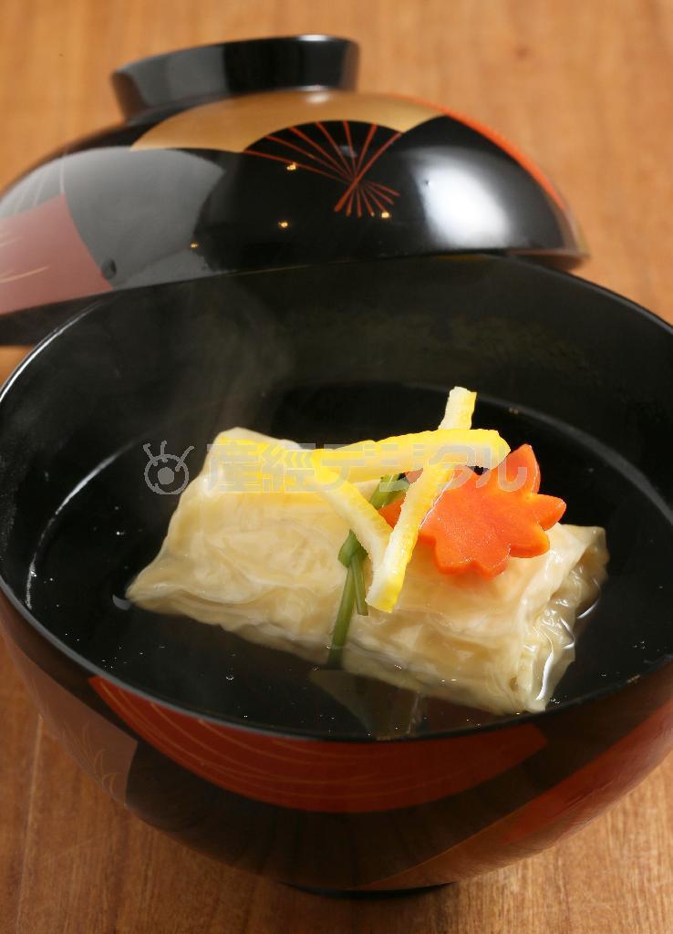 源助大根と甘鯛や衣笠だけなど秋の味覚を湯葉で包んだ椀物。紅葉に見立てた金時ニンジンが飾られ、椀のふたを開けると柚子とお出汁の香りが鼻腔（びこう）をくすぐる＝２０１５年１１月１２日、京都市東山区（志儀駒貴撮影）