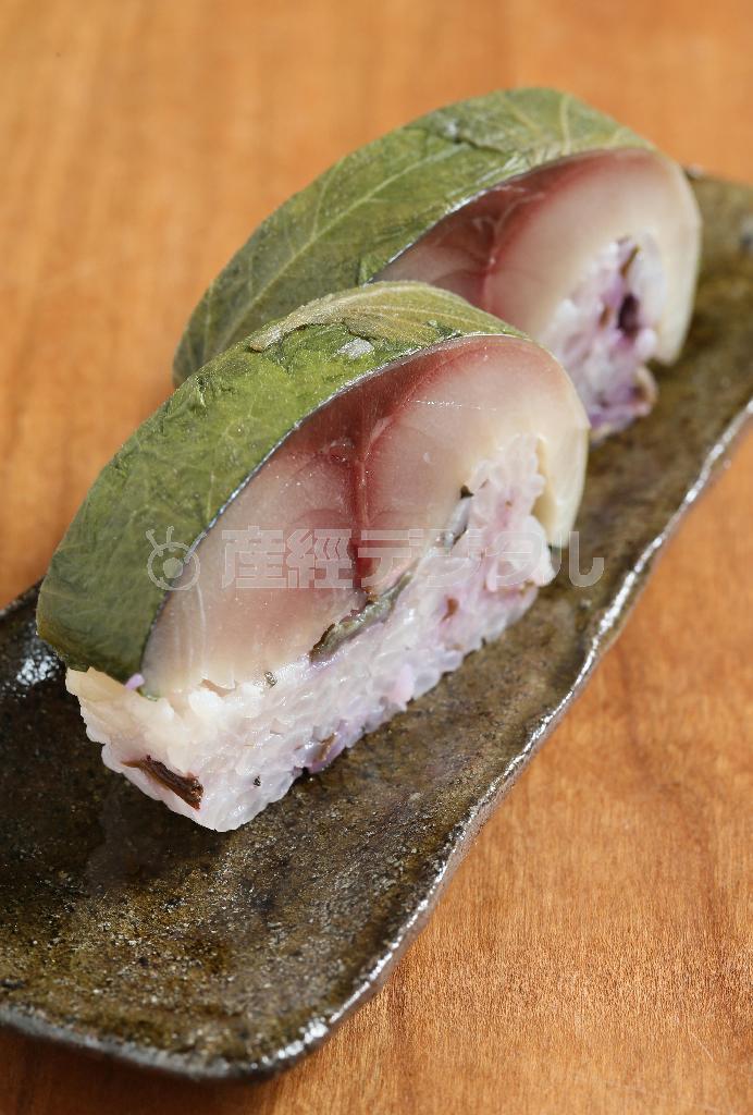 しょうゆに漬け込んだ大葉が巻かれたサバ寿司は生サバから作られている。ご飯にはしば漬けが混ぜ込まれてほんのりとピンク色。１２月になると大葉から京漬け物のスグキへと変わる＝２０１５年１１月１２日、京都市東山区（志儀駒貴撮影）