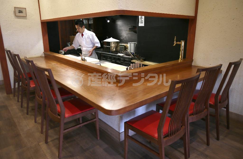 厨房とカウンターの高さがほぼ等しく、仕事をする店主の姿の手元までよく見える＝２０１５年１１月１２日、京都市東山区（志儀駒貴撮影）