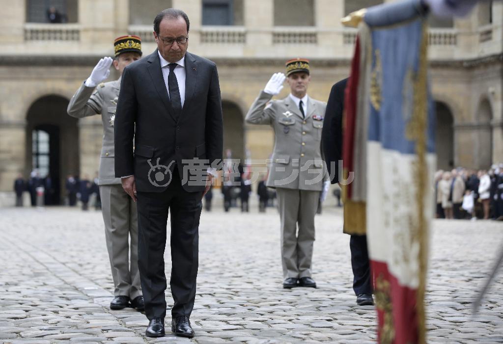 １１月１９日、首都パリのアンバリッド（廃兵院）での閲兵式に出席したフランソワ・オランド仏大統領。同時多発テロ発生を受け、「戦争状態」を宣言したオランド氏だが、テロの“進化速度”に民主主義国家の諜報機関と法律がついていくのは容易ではない＝２０１５年、フランス（ロイター）